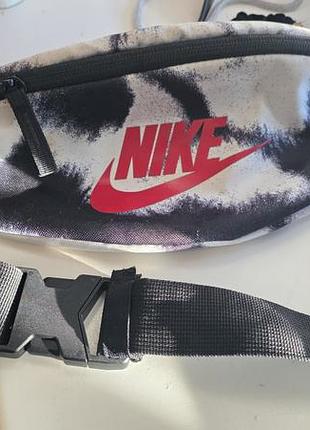 Бананка унісекс nike чорно-біла з принтом