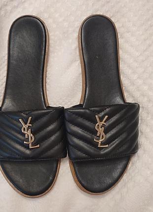Жіночі шльопанці yves saint laurent (ysl) у чорному кольорі.
