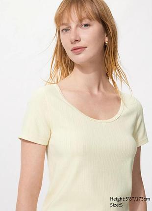 Мини-футболка с круглым вырезом и ажурной отделкой от uniqlo.