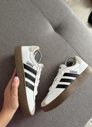 Стильні кросівки adidas