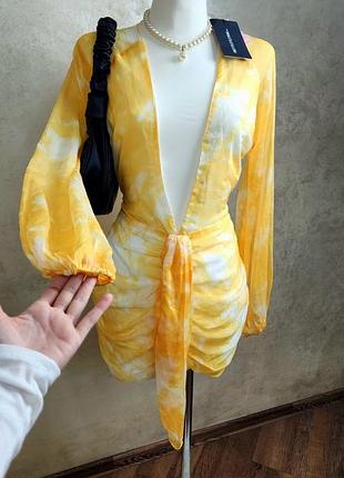 Коротка сукня prettylittlething шовковиста з драпуванням сонячно-біла