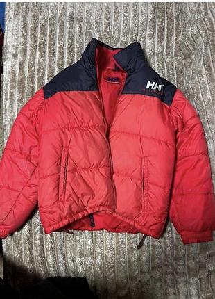 Пуховик helly hansen червоний з синім