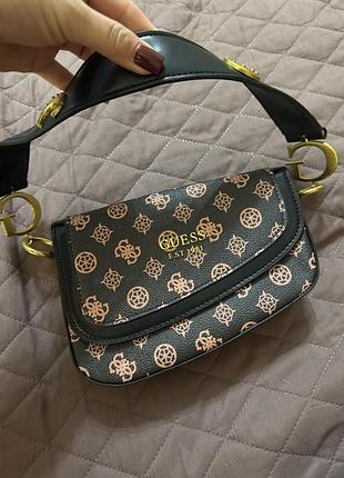 Сумка для жінок guess чорна з монограмою