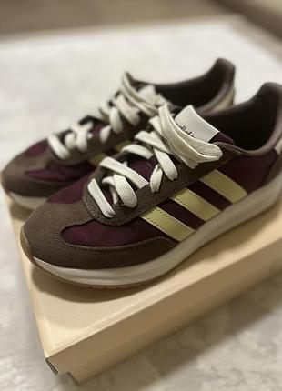 Кросівки adidas коричневі з бордовими вставками