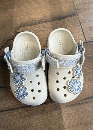 Шльопанці дитячі crocs бежеві з блакитними квітами, розмір 22-23