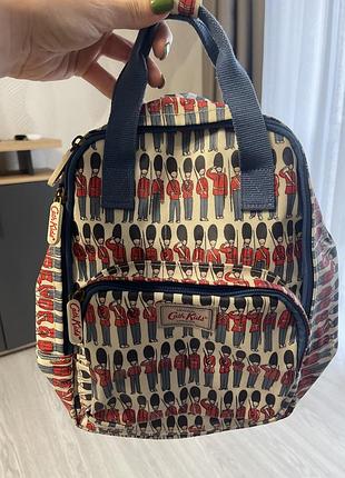 Дитячий рюкзак cath kidston (лінія cath kids) із фірмовим принтом у вигляді британських королівських гвардійців