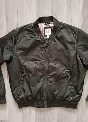 Женская куртка-бомбер оливкового/хаки цвета от бренда gap pilot jacket primaloft