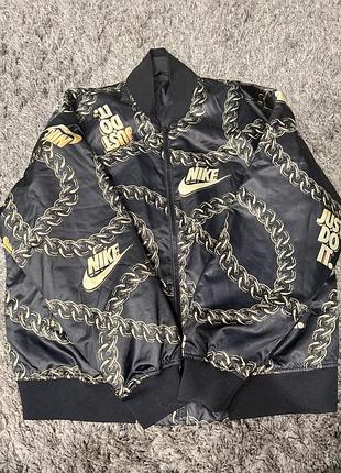Куртка жіноча nike бомбер чорна із золотистим принтом, розмір l