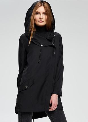 Bershka premium collection — чорна парка з капюшоном, асиметричною застібкою та кишенями