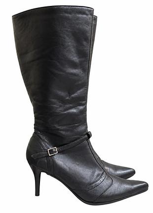 Leather collection — чорні високі чоботи на шпильці з ремінцем і пряжкою