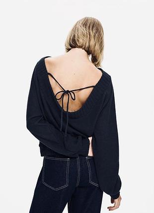 Светр жіночий bershka темно-синій з широким вирізом та шнурівкою на спині