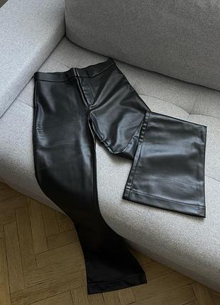Штани брюки кльош з екошкіри від zara / штаны брюки клеш с экокожи зара