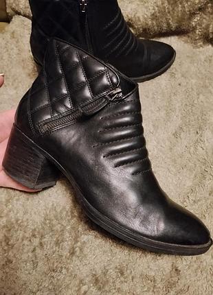 Продам женские черные кожаные ботильоны clarks movie retro,38 размер.
