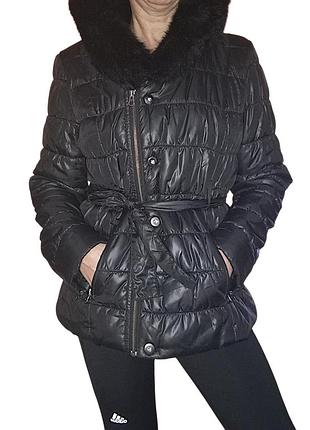 Чорна стьобана жіноча куртка пуховик з хутряним капюшоном та поясом next l xl