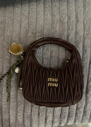 Сумка для жінок miu miu коричнева стьобана