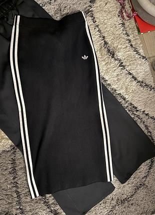 Довга спідниця жіноча adidas чорна з білими смужками