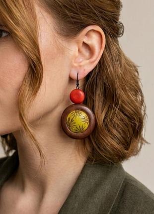 Серьги nature bijoux женские брендовые элитная бижутерия украшения круглые висячие красные зеленые оливковые коричневые этно дерево