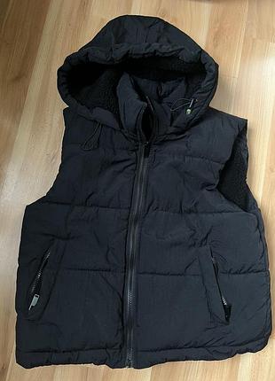 Безрукавка женская на меховом pull &amp; bear