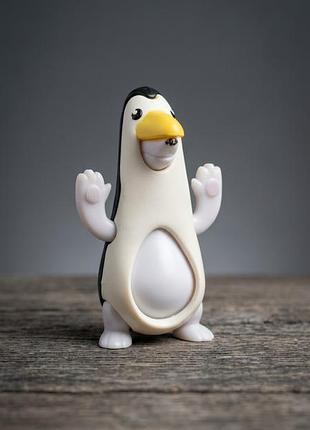 Іграшкова фігурка kinder сюрприз maxi білий полярний ведмідь у костюмі пінгвіна