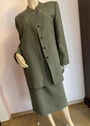 Красивый деловой костюм- батал/44/ brend lenvol