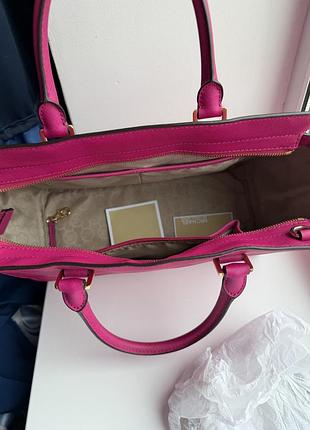 Michael kors medium top zip satchel у кольорі raspberry 4