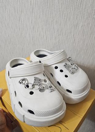 Шльопанці жіночі crocs білі з прикрасами