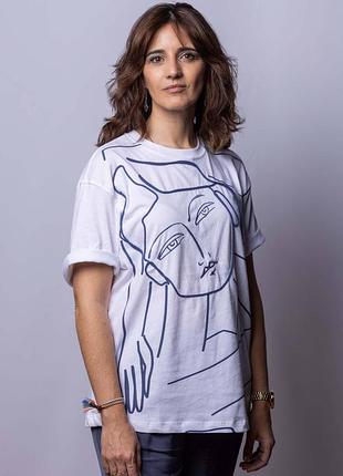 Біла футболка zara з синім лінійним принтом у вигляді стилізованого жіночого обличчя.