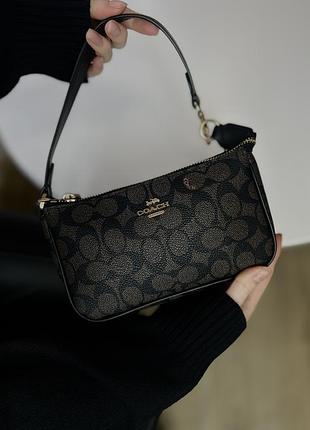 Сумка-багет для жінок coach з монограмою, чорна