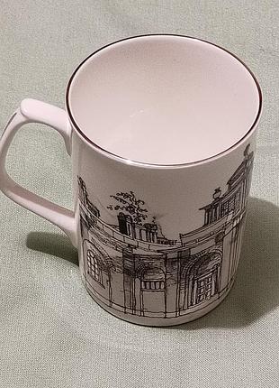Сувенирная кружка с изображенным низом dulwich picture gallery и штампом галереи на дне.