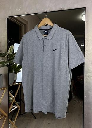 Оригінальне сіре поло nike із вишитим свушем та фактурною тканиною піке