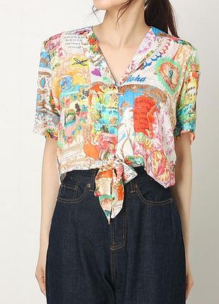 Яскрава кроп-сорочка desigual з арт-принтом і зав’язкою у гавайському стилі