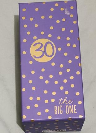 Святковий подарунуовий бокал для вина с надписью «30 the big one», упакованный в фиолетовую подарочную коробку.