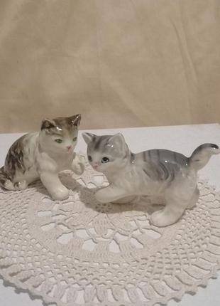 Форфоровые статуэтки котят.