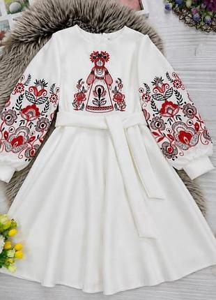 Изысканное платье с вышивкой