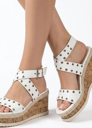 Білі босоніжки на танкетці prettylittlething з люверсами, р. 41 (uk 8)
