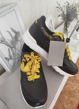 Кросівки жіночі asics чорні з жовтими шнурками