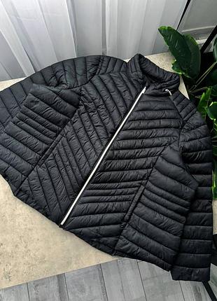 Куртка чорного кольору capsule