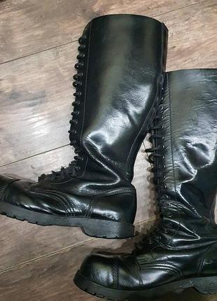 Високі чоботи берці шкіра underground england (20holes)оригінал
розмір 43
модель steelap boots метал у носінні
20 отворів для шнурівки
 устілка 28