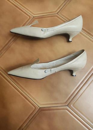 Туфлі шкіряні ,"kitten heels"