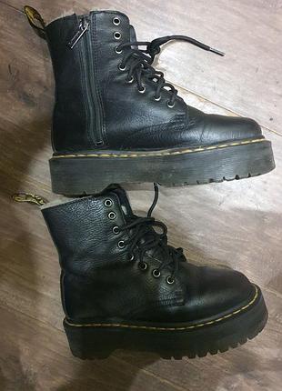Ботинки dr.martens jadon fl(оригинал) с мехом
код модели 25637001
кожа100%pisa
подошва брендированая 
молния брендированая 
 размер 37
стелька 23