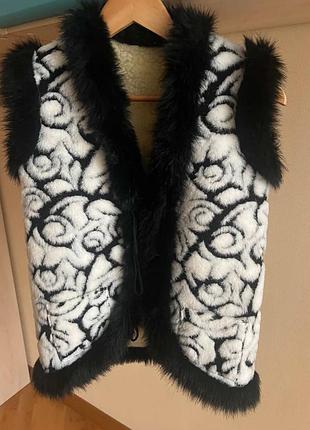 Жилетка жіноча хутряна чорно-біла розмір 38