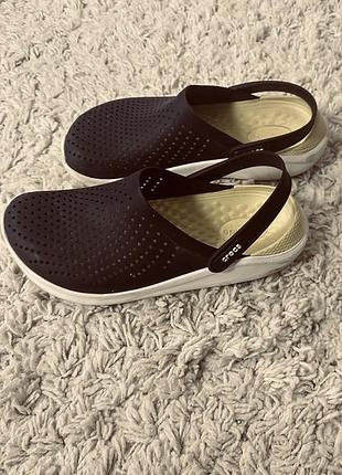 Шльопанці унісекс crocs чорні з лимонною п'яткою