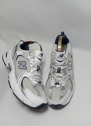 Кроссовки бело-серебристые new balance 530 (артикул mr530sg) с синими и темно-синими акцентом