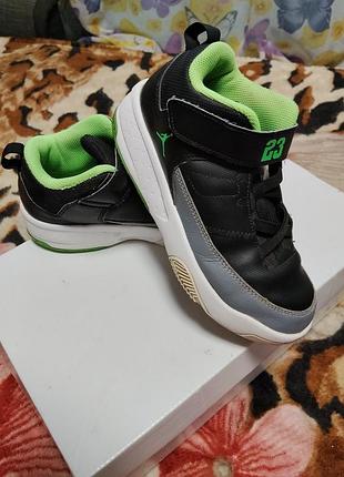 Кросівки для хлопчика jordan max aura чорно-салатові