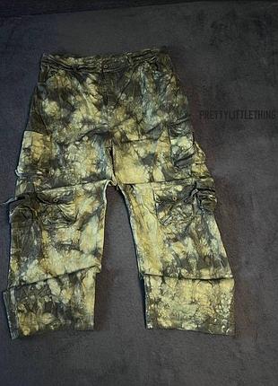 (eur 44) (l-xl) prettylittlething камуфляжные штаны-карго с эффектом тай-дай хаки/оливковой
