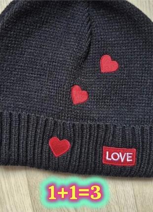 Стильная черная вязаная шапка бини с сердечками и надписью «love»
