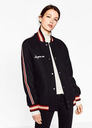 Стильний бомбер zara з шерстю та вишивкою / куртка-бомбер у коледж-стилі