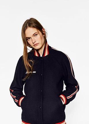 Стильний бомбер zara з шерстю та вишивкою / куртка-бомбер у коледж-стилі