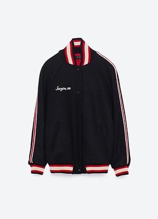 Стильний бомбер zara з шерстю та вишивкою / куртка-бомбер у коледж-стилі
