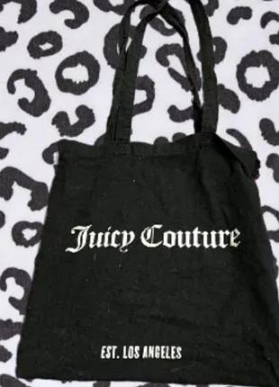 Тканевая сумка-шоппер juicy couture черного цвета с большим белым логотипом бренда по центру и надписью «est. los angeles» снизу.